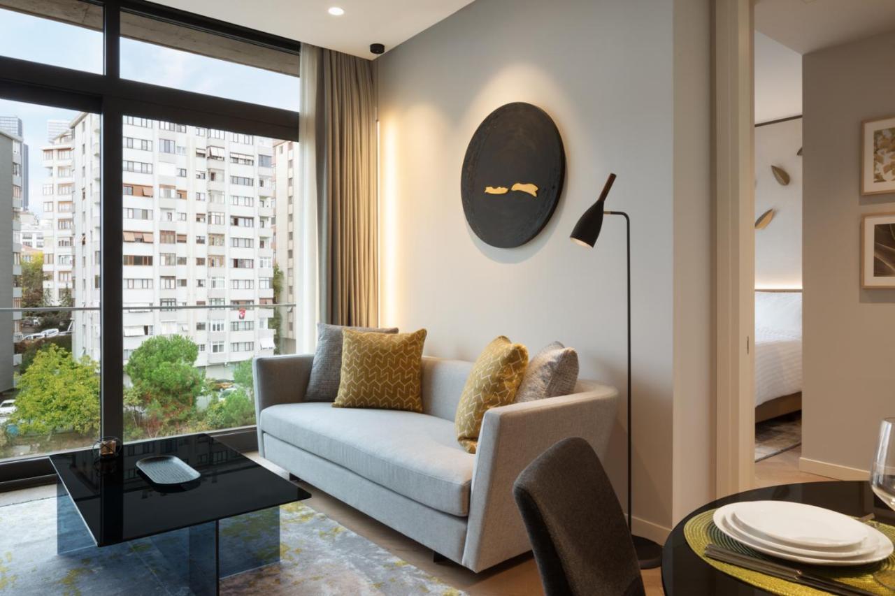 Größeres Apartment mit einem Schlafzimmer, Balkon und Stadtblick